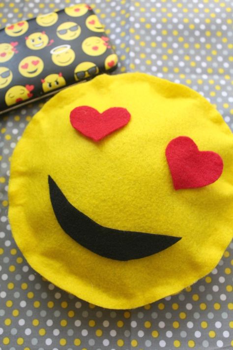 How to Make a No Sew Heart Face Emoji Pillow | This Mama Loves Heart Face Emoji, Felt Hearts Crafts, Sew Heart, Dude Birthday Party, Emoji Craft, Emoji Pillow, Emoji Pillows, Tag Blanket, Felt Pillow