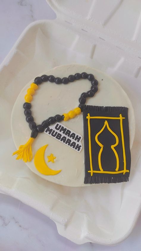 Haj Mubarak Cake, Umrah Mubarak Cake Ideas, Hajj Mubarak Cake, Umrah Mubarak Decorations, Umrah Mubarak Cake, Umrah Cake, Cake Pic, Mini Cake Recipe, Umrah Mubarak