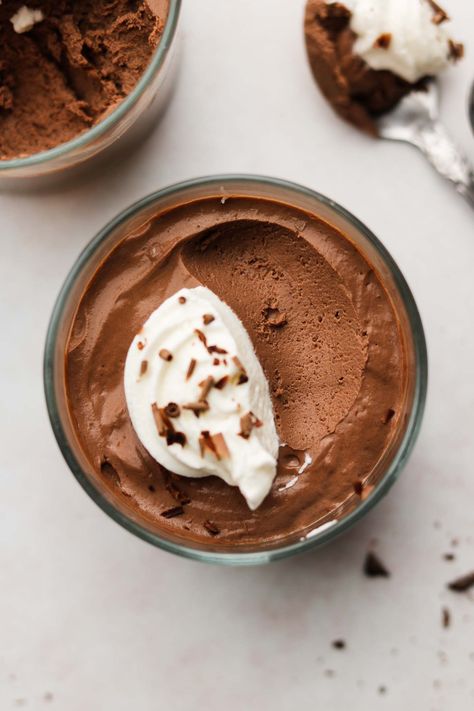 This 3-Ingredient Vegan Chocolate Mousse is rich, decadent and almost truffle like. High in protein thanks to the tofu and naturally sweetened with dates! Healthy Mousse, Okonomi Kitchen, Healthy Chocolate Mousse, Vegan Chocolate Mousse, High Protein Vegan Recipes, Kinds Of Desserts, Chocolate Protein Powder, Chocolate Tart, Chocolate Shavings