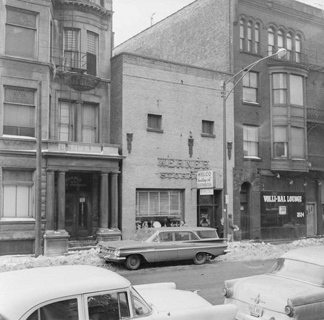 Chicago History Photos, Chicago Gangsters, Brick Garage, Chicago Baby, Valentine History, Real Gangster, Chicago Vintage, Vegas Hotels, Chicago Aesthetic