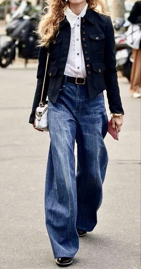 Street Style 2023, Wide Leg Jeans Outfit, Look Jean, Style 2023, Contemporary Clothing, Over 50 Womens Fashion, Wide Jeans, Looks Chic, 가을 패션