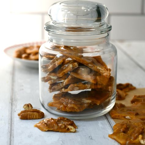 Pecan Brittle Recipe, Candy Pecans, Pecan Candy, Holiday Food Gifts, Pecan Brittle, Microwave Peanut Brittle, Brittle Recipes, Glass Candy Jars, Candy Thermometer