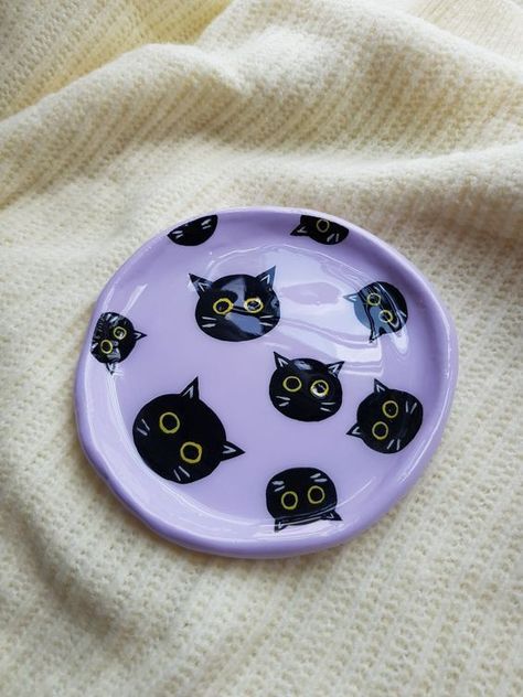 Biscuit Aesthetic Art, Pottery Art Ideas, Ceramic Art Painting Ideas, Pottery Painting Inspiration, Air Dry Clay Ashtray, Ceramica Aesthetic, Cute Pottery Painting Ideas, Painting On Clay, Paint Plate