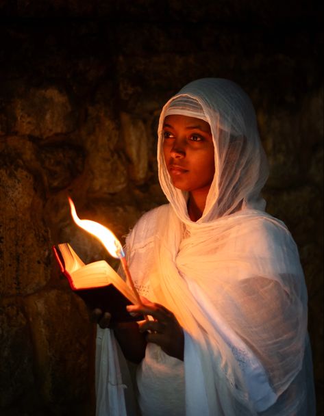 ethiopian women Christian Veils, Girls Veiled, Ethiopian People, Ethiopian Women, Dressed In White, African Women Art, Church Pictures, African People, We Are The World