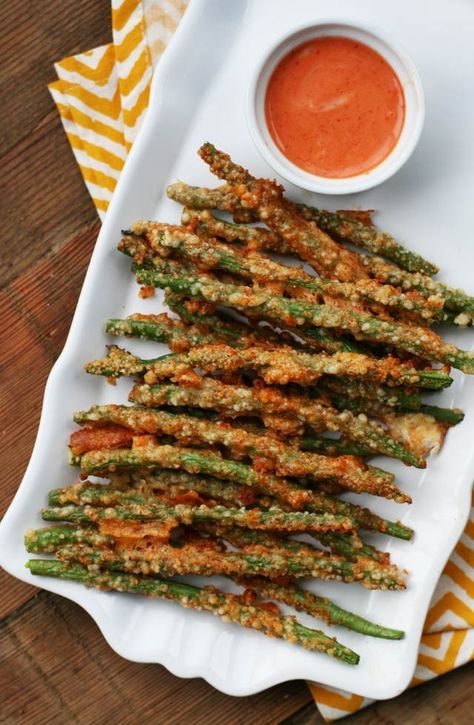 Green bean fries: #paleo #whole30 A crispy Parmesan crust makes these irresistible. 5 minutes to prep! Click through for recipe. Green Bean Fries, Parmesan Green Beans, Fried Green Beans, Salad Pasta, Makanan Diet, Idee Pasto Sano, Green Bean, Vegetable Sides, Veggie Dishes