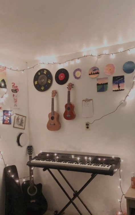 Room Ideas For Musicians, Ukulele On Wall, Musician Room Aesthetic, Music Room Aesthetic, Music Bedroom Aesthetic, Pared Aesthetic, Music Bedroom Decor, Music Inspired Bedroom, Musician Room