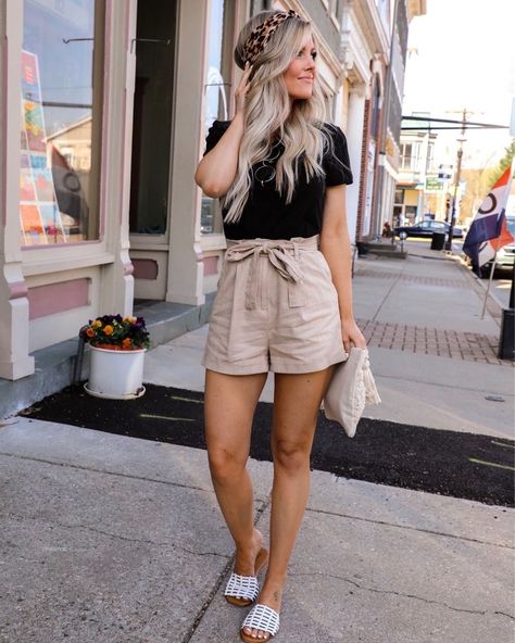 Khaki Shorts Outfit, Looks Com Short, Tennis Shoe Outfits Summer, Tennis Shoes Outfit, Outfit Mujer, Casual Day Outfits, People People, People Standing, 2 People