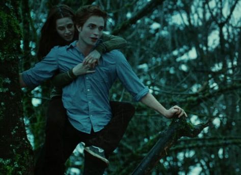 Twilight Screencaps, Twilight Scenes, Kristen And Robert, 17 Birthday, Edward Bella, Twilight Movie, See Movie, Movie Lines, Breaking Dawn