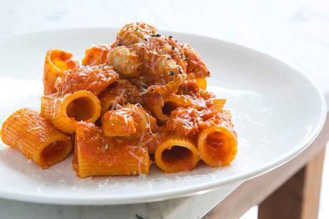 Rigatoni all’amatriciana, ricetta originale e sacre leggi di una pasta unica Pasta All Amatriciana, Pasta Amatriciana, All Amatriciana, Tasting Table, Rigatoni, Pasta Recipes, Italian Recipes, Macaroni And Cheese, Dinner Recipes