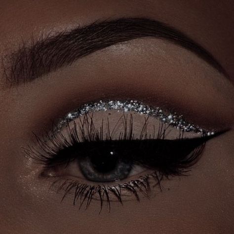 EUPHORIA MAKEUP INSPO | RINESTONE MAKEUP Glittery Eye Makeup Tutorial, Trucco Smokey Eye, Glitter Cut Crease Makeup, Sparkly Eye Makeup, Glitter Eyeliner Makeup, Glitter Makeup Tutorial, Silvester Make Up, Glittery Eye Makeup, Smoky Eye Makeup Tutorial