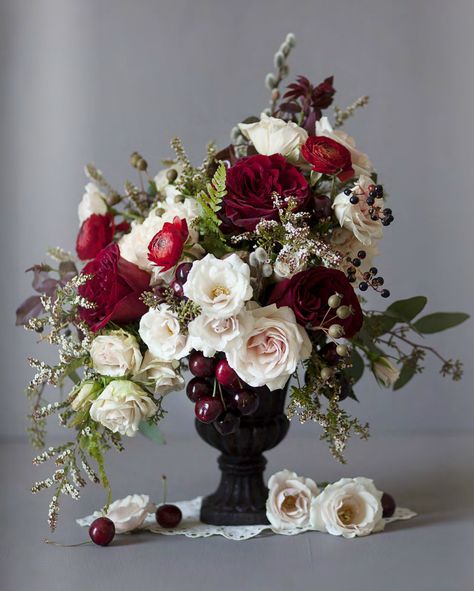 Black Rose Arrangements, Rose Centrepiece, Flower Combos, White Wax Flower, Arrangement Flowers, Wedding Centrepiece, White Floral Arrangements, White Flower Arrangements, Red And White Weddings