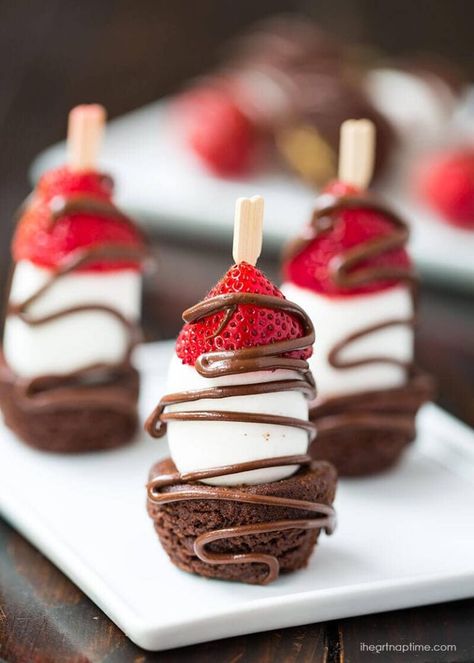 Chocolate Strawberry Dessert, Chocolate Strawberry Desserts, Dessert Kabobs, Wedding Finger Foods, Brownie Vegan, Architecture Kitchen, Idea Bedroom, Cake Cooking, Easy Chocolate Desserts