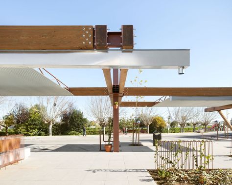 Plaza + Parada de Autobuses en Vinaròs por La Errería. Fotografía por Milena Villalba. Architecture Office, Bus Stop, Preston, Pergola, Outdoor Structures, Architecture, Photo And Video, Media