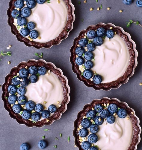 vegan cheesecake tarts gluten-free Vegan Cheesecake Easy, Tofu Cheesecake, Ella Vegan, Tarte Vegan, Cheesecake Tarts, Vegan Cheesecake Recipe, Silken Tofu, Vegan Cheesecake, Vegan Dessert Recipes