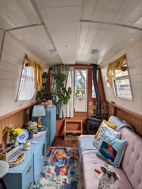 Houseboat Ideas, House Boat Design, Narrowboat Living Room, House Boat Interior Ideas, House Boat Aesthetic, Modern Narrowboat Interior, Narrowboat Interiors Inspiration, House Boats, Small Boat Interior Ideas