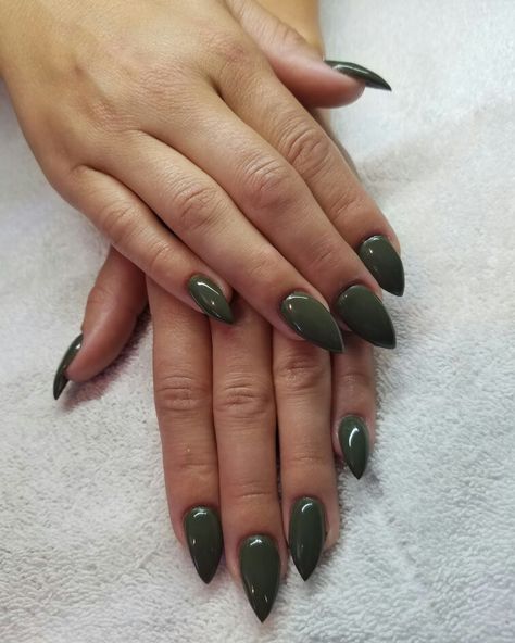 Short Green Stilleto Nails, Pointy Green Nails, Army Green Nails, Military Nails, Nails Pointy, Short Coffin Nails Designs, Stiletto Nails Short, Pointy Nails, Short Coffin