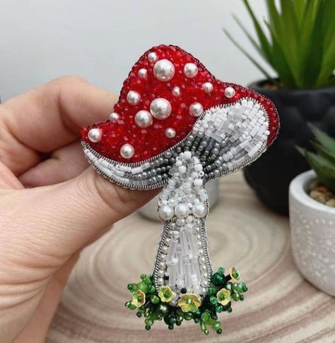 Beaded Mushroom, Mushroom Brooch, Mushroom Beads, Embroidery Ornaments, Mushroom Crafts, Brooch Diy, Beaded Jewelry Designs, Bead Embroidery Jewelry, Bead Stitching