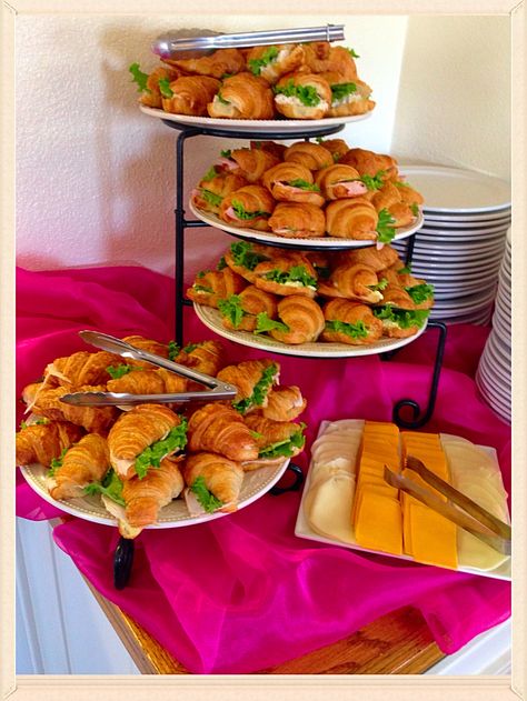 Mini Sandwiches For Parties Display, Croissant Sandwich For Party, Croissant Bar Ideas, Diy Mini Sandwich Platter, Mini Croissant Sandwiches Party, Croissant Sandwich Party Tray, Small Croissant Sandwiches, Croissant Grazing Table, Mini Bagett Sandwich