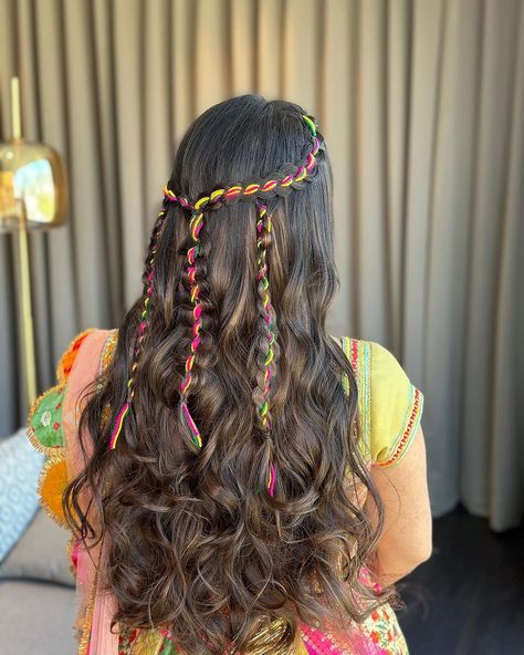 Hair Trend Alert: Braiding Fabrics Are the Talk of the Town! Mehndi Hairstyles, Easy Bun Hairstyles For Long Hair, Mehndi Dresses, Hair Style Vedio, Diy Fashion Scarf, Easy Hairstyles For Thick Hair, Braided Hairdo, Traditional Hairstyle, Open Hairstyles