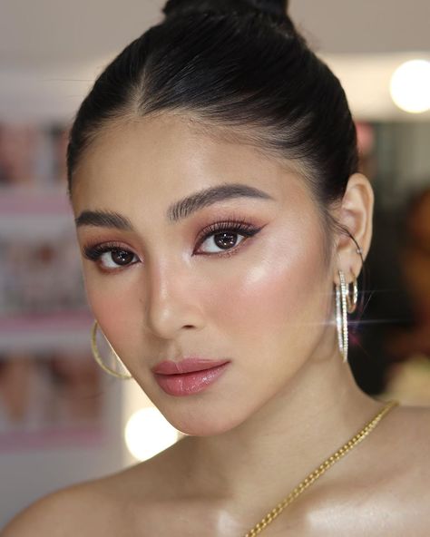 32.6k Likes, 496 Comments - Jelly Eugenio (@jellyeugenio) on Instagram: “a beaut ✨ @nadine for today's #PondsPH event 💕 @jotlosa @vstyleteam @paulnebres…” Nadine Lustre Makeup, Filipina Makeup, Graduation Look Makeup, Lady Luster, Simple Bridal Makeup, Fresh Makeup Look, Hijab Makeup, Graduation Makeup, Nadine Lustre