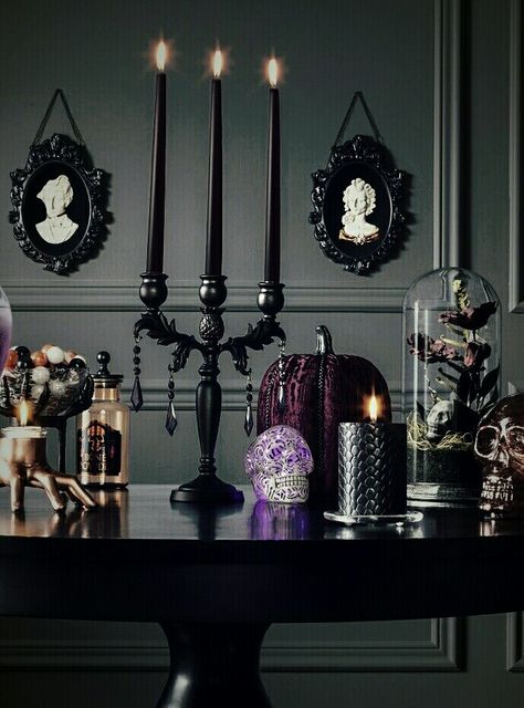 Purple Dining Room, Victorian Gothic Decor, Haunted House Diy, Diy Halloween Games, Easy Diy Halloween Decorations, Gothic Bedroom, Homemade Halloween Decorations, Boo Tiful, Easy Halloween Decorations