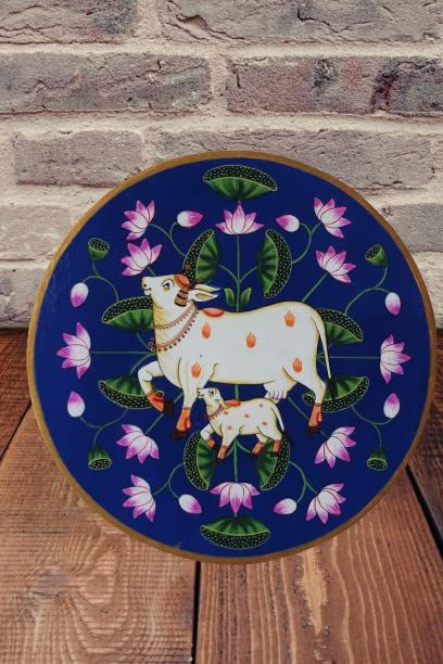 Mdf Board Painting Ideas, Kamal Talai, Pichwai Art, Cow And Calf, Cow Drawing, Art Deco Theme, Cow Design, Wood Colour, Wooden Plate