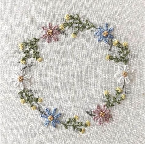 Flower embroidry Mukaish Embroidery, Handkerchief Embroidery, Embroidery Stitches Beginner, Clothes Embroidery Diy, Simple Hand Embroidery Patterns, Embroidery Lessons, Diy Embroidery Designs, Embroidery Stitches Tutorial, Pola Sulam