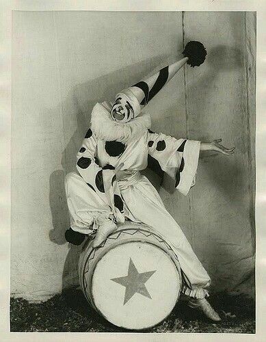 Vintage Clowns, Clown Photos, Circus Aesthetic, Pierrot Clown, Clown Clothes, Clara Bow, Send In The Clowns, Vintage Clown, Clown Costume