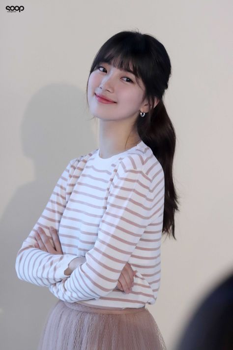 Suzy Drama, Suzy Bae, Bae Suzy, Selfie Ideas, Korean Actresses, Korean Celebrities, Korean Actress, Poster Making, Ulzzang Girl