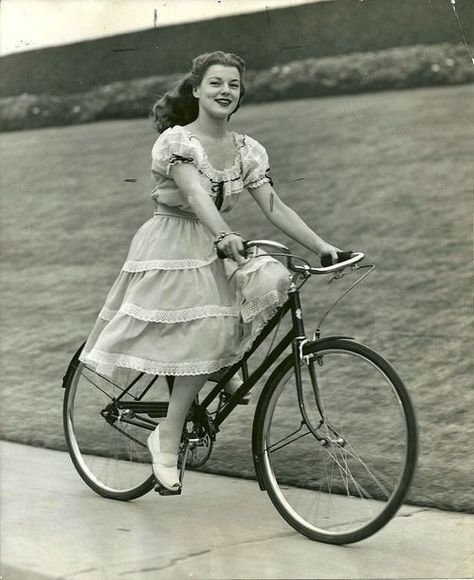 Velo Vintage, Portrait Vintage, Riding A Bike, Bicycle Girl, Cycling Art, 40s Fashion, Vintage Bike, Bikes Girl, Photo Vintage