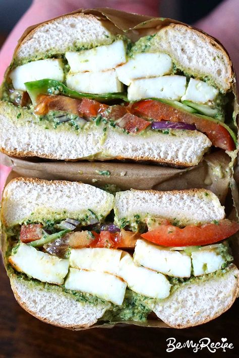 Halloumi Bagel with Pesto Yogurt Sauce Halloumi Bagel, Vegetarian Bagel, Pesto Sandwich Recipe, Sundried Tomato Recipes, Garlic Yogurt Sauce, Toasted Bagel, Chicken And Cheese Recipes, Sesame Bagel, Garlic Yogurt