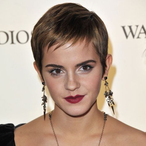 Emma Watson Pixie Haircut, Pixie For Oval Face, Emma Watson Pixie, Inverted Hairstyles, Emma Watson Short Hair, Short Hairstyles 2015, Pixie Crop, Long Brunette, Short Pixie Cut