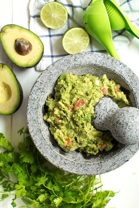 Homemade Guacamole Recipe, Guacamole Recipe Easy, Chile Serrano, Best Guacamole Recipe, How To Make Guacamole, Easy Guacamole, Homemade Guacamole, Guacamole Recipe, Salsa Verde