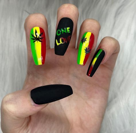 Bob Marley Nails, Nails 2017 Trends, Jamaica Nails, Rasta Nails, Stilleto Nails Designs, Cute Nail Colors, Gold Acrylic Nails, Fake Nails Designs, Fancy Nails Designs