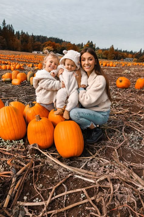 Mother Daughter Pumpkin Patch Pictures, Family Pictures Pumpkin Patch, Pumpkin Patch Sibling Pictures, Pumpkin Patch With Baby, Family Pumpkin Patch Photoshoot, Outdoor Fall Mini Session Ideas, Fall Pumpkin Patch Pictures, Fall Mommy And Me Outfits, Family Pumpkin Patch Pictures