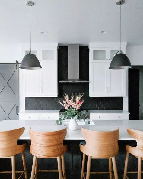 White Kitchen Black Backsplash Ideas, Modern Black Backsplash, Black Kitchen Backsplash White Cabinets, White Kitchen Cabinets With Black Backsplash, White And Black Kitchen Backsplash, White Kitchen Dark Backsplash, Black Backsplash White Cabinets, White Kitchen Black Backsplash, White And Black Backsplash