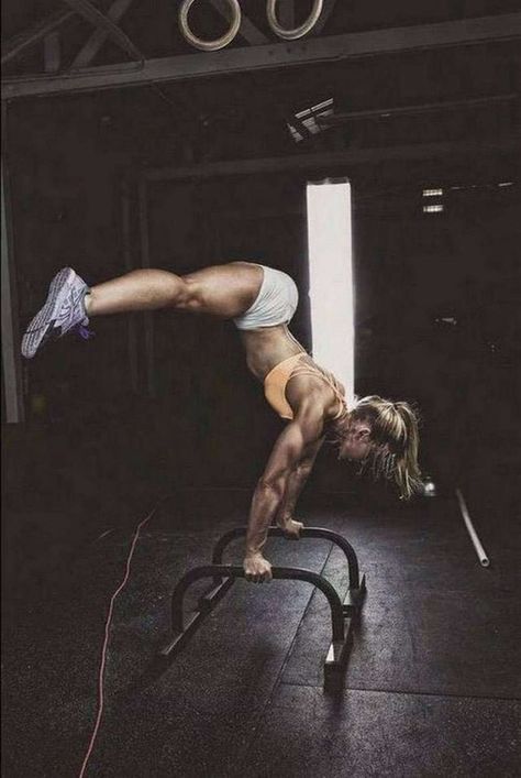 Calisthenics Women, Beginner Calisthenics, Calisthenics Workout For Beginners, Garage Gyms, Lagree Fitness, Calisthenics Workout Plan, Gym Images, Crossfit Motivation, Fun Images