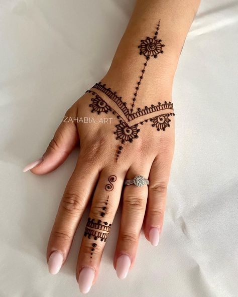 Begginer Henna Ideas, Simple Easy Mehndi Designs For Beginners, Easy Mehndi Designs For Beginners, Henna Motive, Hanna Tattoo, Simple Henna Designs Hand, Traditional Henna Designs, Small Henna Designs, Wrist Henna