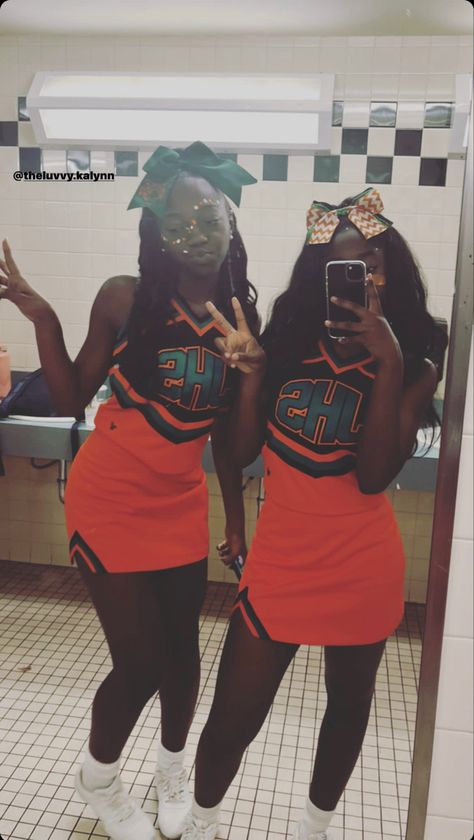 Stomp And Shake Cheers Uniforms, Cheer Flexibility, Cheer Black, Cheer Practice Outfits, Cheerleading Videos, Cheer Dance Routines, Black Cheerleaders, Sideline Cheer, Cheer Things