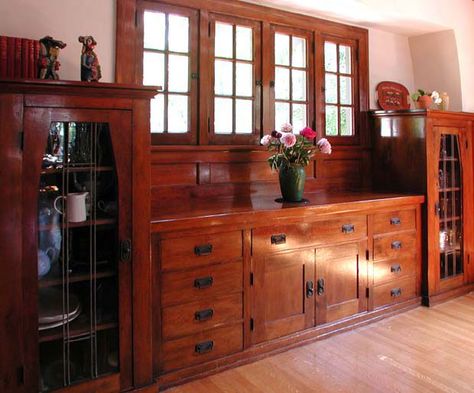 My Aunt and Uncle had the most amazing Pasadena Craftsman house growing up, with a wonderful dining room.  If we ever build a house, this is the one room where I want a traditional look, like this built in buffet. Craftsman Dining Room, Craftsman Interiors, Built In Buffet, Craftsman Decor, Mission Style Furniture, Craftsman Interior, Credenza Vintage, Bungalow Homes, Dining Room Buffet