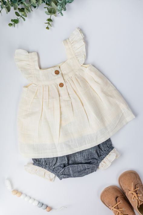 Flat Lay for baby clothes invetory Flat Lay Photography Clothing, Baby Flat Lay, Clothes Layout, Flat Lay Photography Fashion, Flatlay Clothes, Diy Baby Clothes, Baby Frock, Flats Outfit, Baby Fits