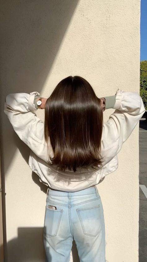 hairbybradleyleake on Instagram: GLASS ✨HAIR Have you wanted to try the #glasshair trend? @colorwowhair #dreamcoat is 🔑 for sleek shiny strands with a lightweight “No… Vision Board Good Hair, Beautiful Shiny Hair, Healthy Shiny Hair Aesthetic, Glass Hair Trend, Glossy Hair Aesthetic, Glass Hair Aesthetic, Short Shiny Hair, Good Hair Vision Board, How To Have Glossy Hair