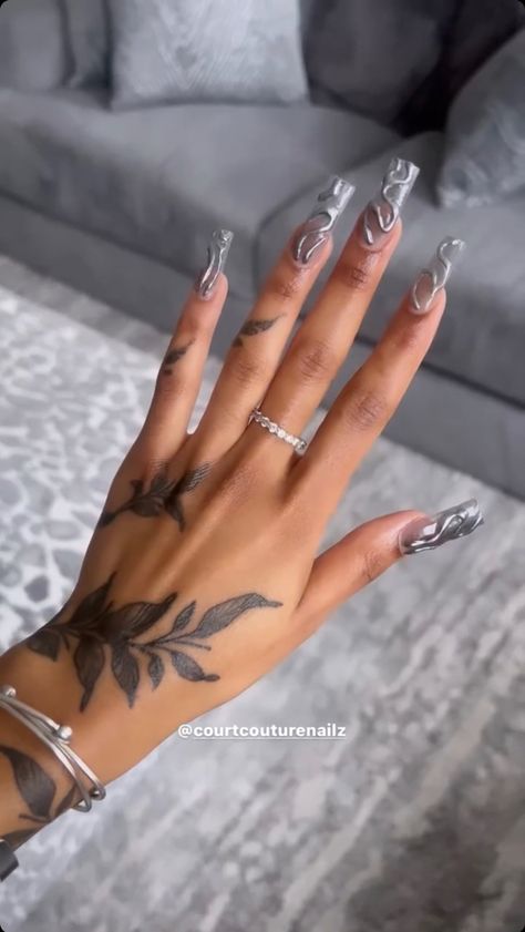 Feather Hand Tattoos For Women, Hand Tattoos For Women Black, Hand Tattoos Black Women, Leaf Tattoos For Women, Swirly Tattoo, Her Tattoo, Hand Tattoos For Girls, Pretty Hand Tattoos, Hand Tats