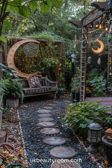 25 Enchanting Ideas for Creating a Witchy Backyard Witchy Garden, Halloween Decor Diy, Goth Garden, Upcycle Garden, Gothic Garden, Witch Garden, Moon Garden, Magical Garden, Dream Backyard