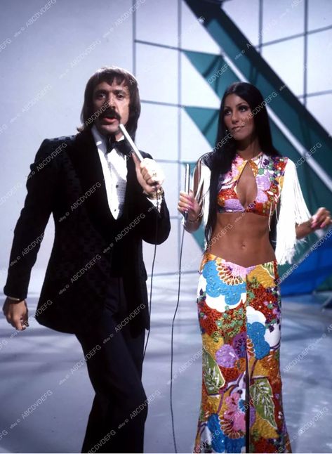 Cher 70s Costume, Sunny And Cher Costume, Sonny And Cher Outfits, Sonny And Cher Costume Halloween, Sunny And Cher, Sonny And Cher Costumes, Sonny And Cher Costume, Cher Iconic Looks, Cher 70s