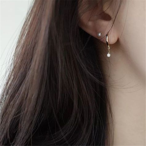 Minimalist Ear Piercings, خواتم خطوبة, Small Earrings Gold, Stud Earrings Women, Pretty Ear Piercings, Cool Ear Piercings, Gold Earrings Models, Gold Jewelry Earrings, Jewelry Accessories Ideas