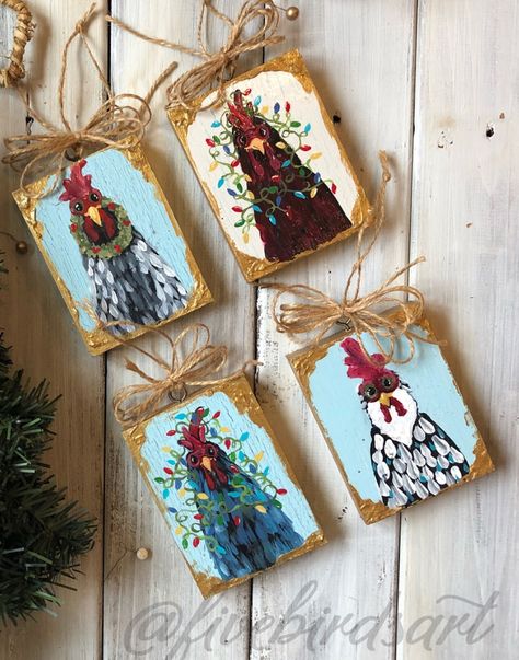 Christmas Rooster Painting, Diy Farm Animal Ornaments, Diy Chicken Decorations, Christmas Chicken Decoration, Painted Chicken Ornaments, Country Christmas Paintings, Chicken Ornaments Ideas, Christmas Chicken Painting, Diy Chicken Ornaments