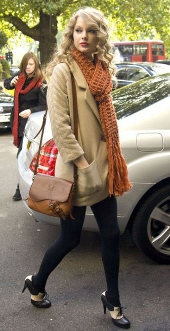 Tights and oxford heels may just be my favorite Fall trend ever. Winter Tights, Estilo Taylor Swift, Orange Scarf, How To Wear A Scarf, Oxford Heels, How To Wear Scarves, Taylor Swift Style, Taylor Alison Swift, Outfits Casuales