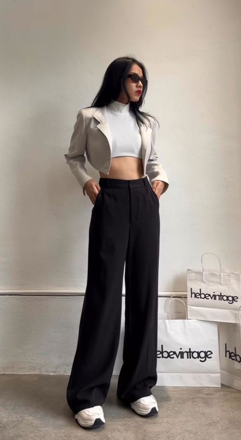 Playera blanca básica 
Pantalón negro wide leg 
Blazer crop beige
Dad shoes
Model off duty style outfit Tomboyish Outfits, Causual Outfits, Stylish Clothes For Women, Fashion Design Clothes, Cute Simple Outfits, Basic Outfits, Looks Style, Lookbook Outfits, Teen Fashion Outfits