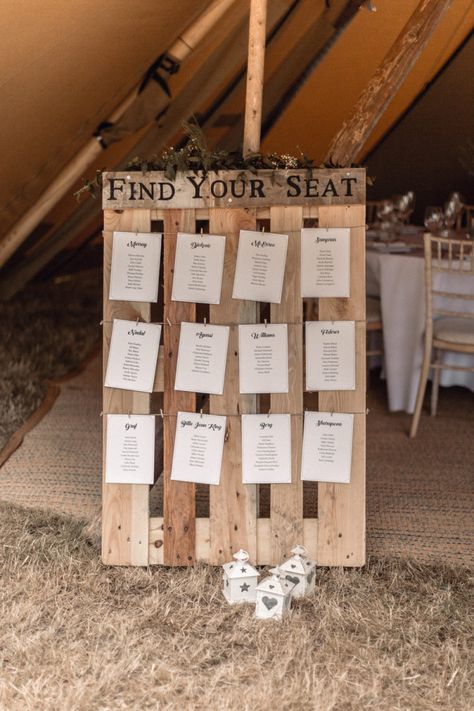 Find Your Seat Pallet, Pallet Find Your Seat Wedding, Wedding Table Plan Pallet, Pallet Table Plan Wedding, Pallet Decor Wedding, Pallet Seating Chart Wedding, Pallet Seating Chart, Pallet Table Plan, Wooden Pallet Wedding